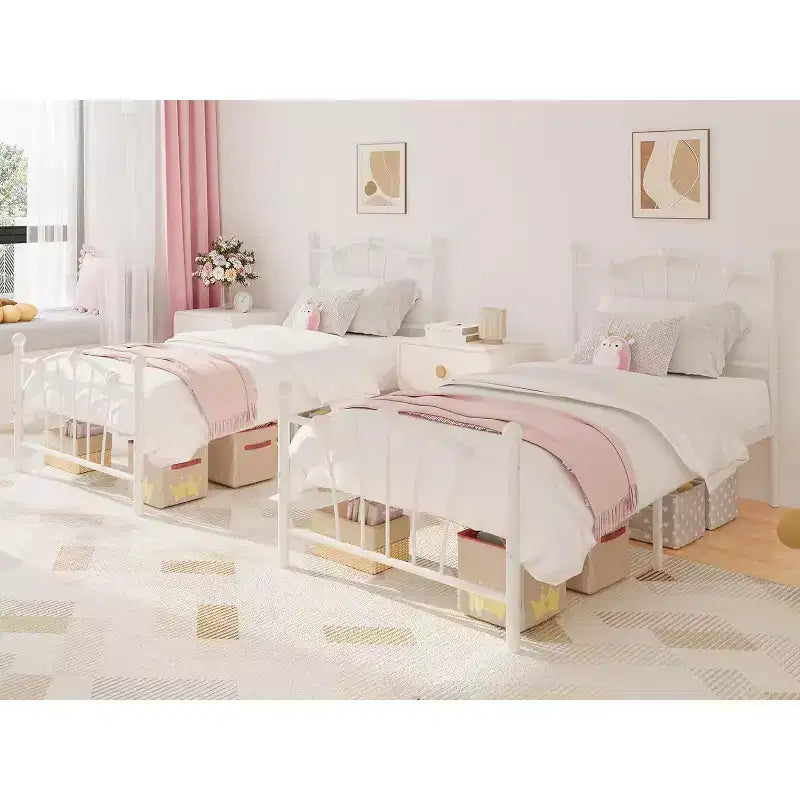 Struttura letto a piattaforma in metallo bianco, una piazza e mezza, con testiera e pediera a forma di cuore