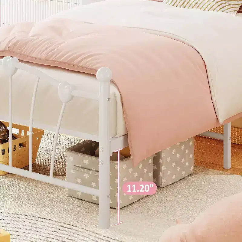 Struttura letto a piattaforma in metallo bianco, una piazza e mezza, con testiera e pediera a forma di cuore