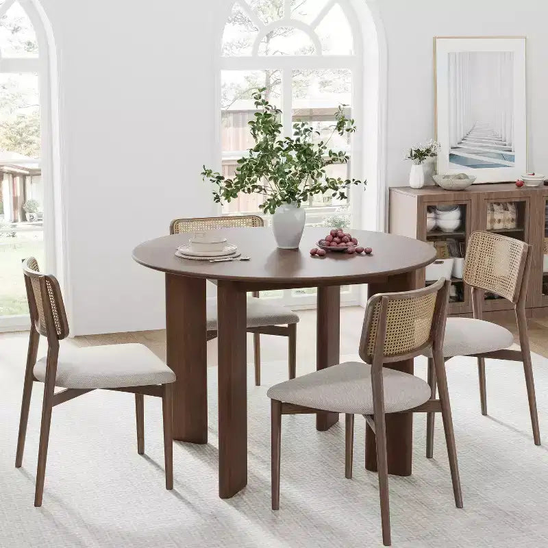Tavolo da pranzo rotondo in legno marrone per 4 persone, con base a 4 gambe