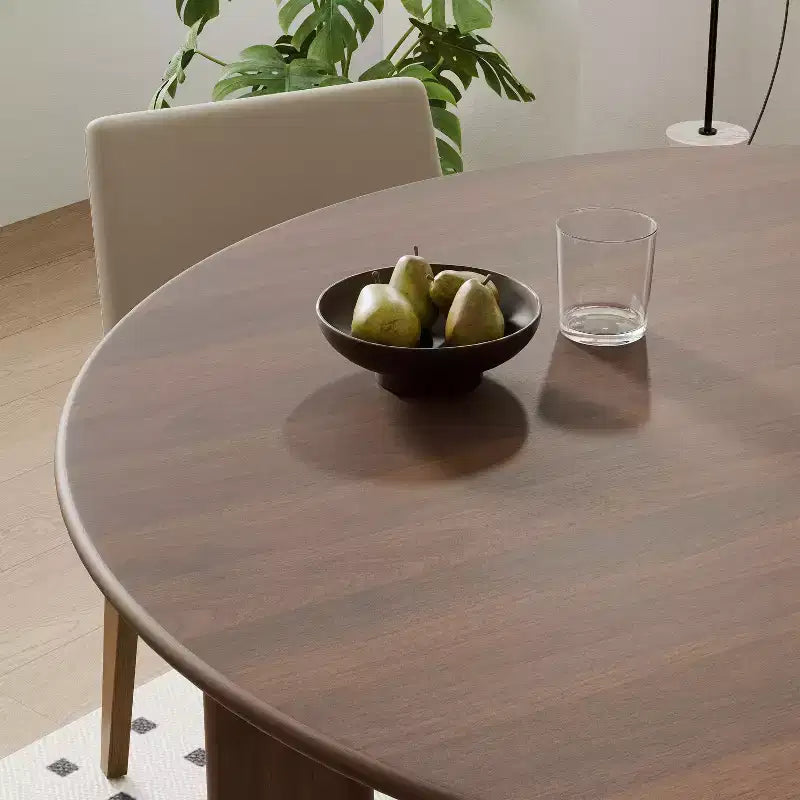 Tavolo da pranzo rotondo in legno marrone per 4 persone, con base a 4 gambe