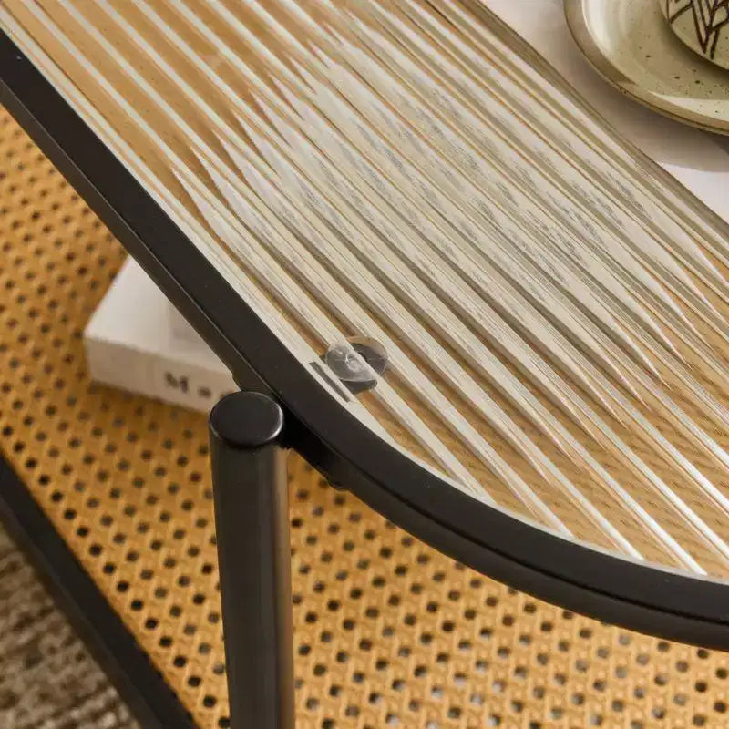 Tavolino da Caffè Ovale Bianco, Piano in Vetro Temperato a Doppio Strato con Scaffale in Rattan, 2 Posti