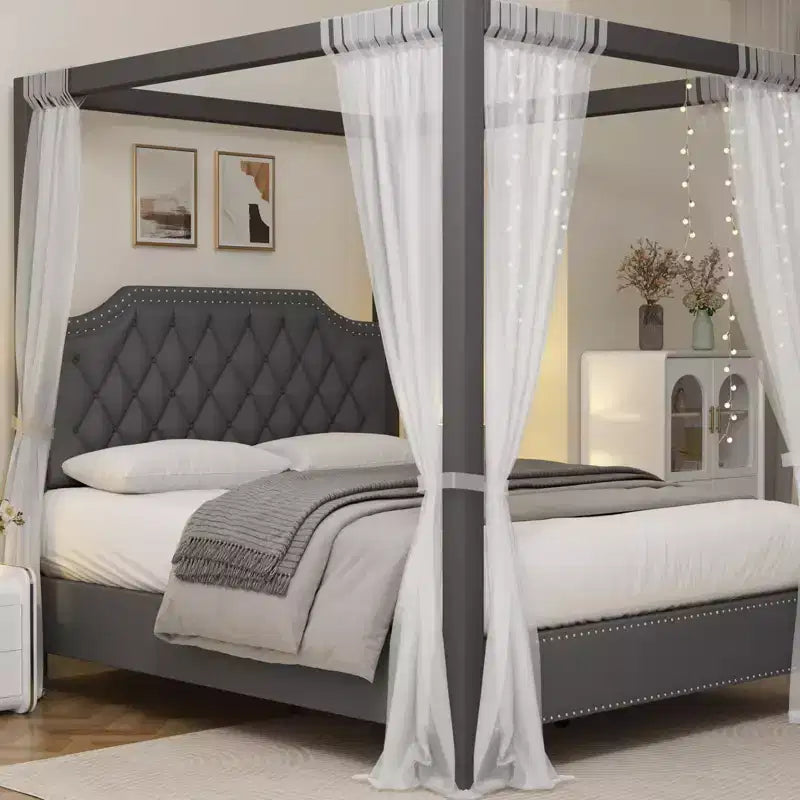 Struttura letto a baldacchino con piattaforma rivestita in tessuto Beige/Grigio e testiera con borchie — Piazza e mezza / Matrimoniale