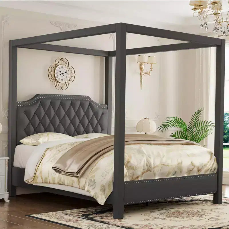 Struttura letto a baldacchino con piattaforma rivestita in tessuto Beige/Grigio e testiera con borchie — Piazza e mezza / Matrimoniale