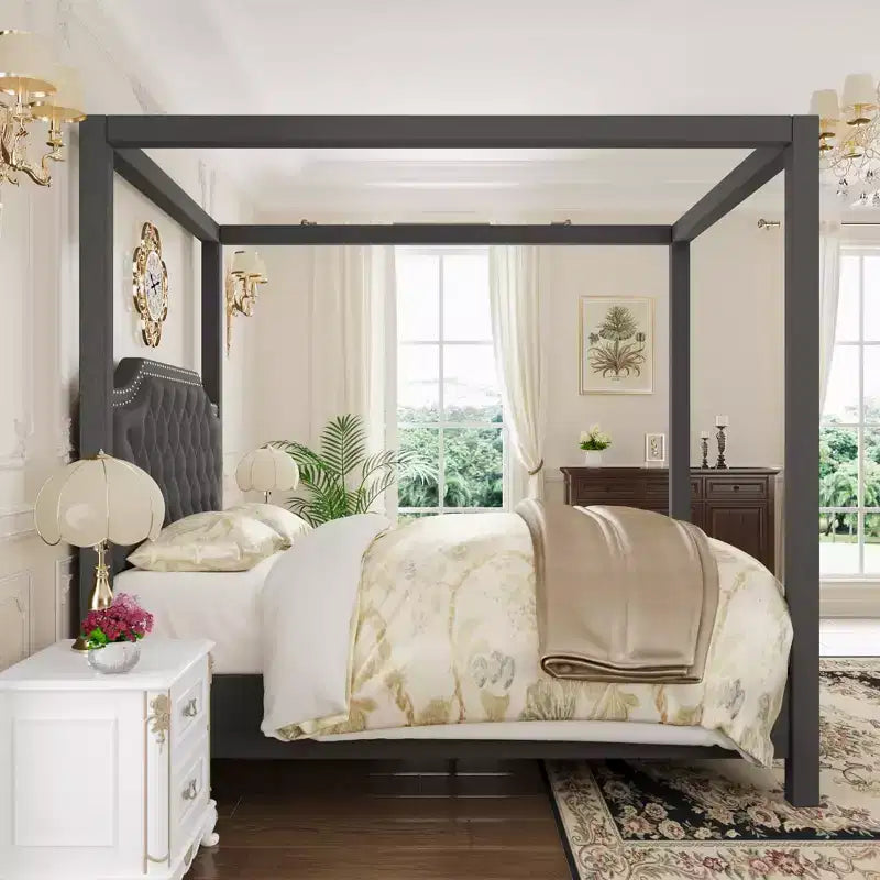 Struttura letto a baldacchino con piattaforma rivestita in tessuto Beige/Grigio e testiera con borchie — Piazza e mezza / Matrimoniale