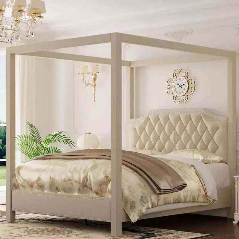 Struttura letto a baldacchino con piattaforma rivestita in tessuto Beige/Grigio e testiera con borchie — Piazza e mezza / Matrimoniale