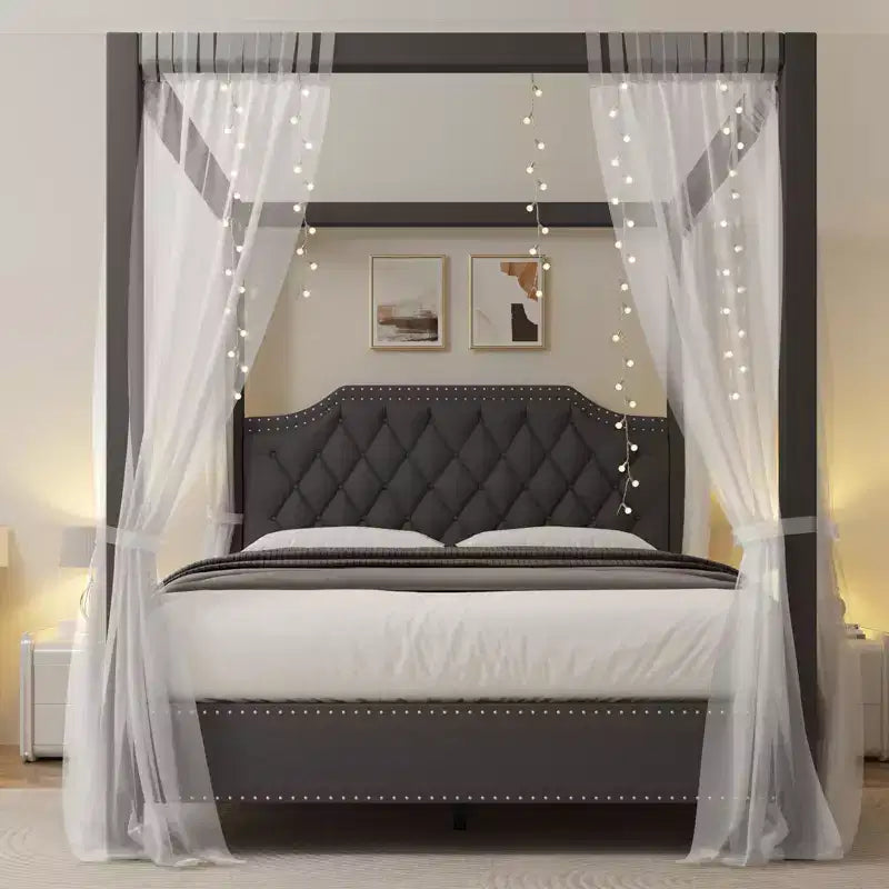Struttura letto a baldacchino con piattaforma rivestita in tessuto Beige/Grigio e testiera con borchie — Piazza e mezza / Matrimoniale